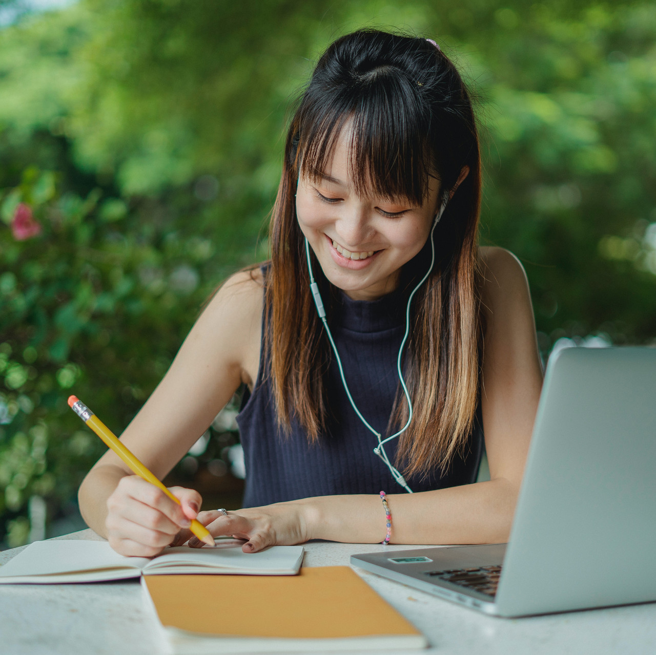 girl learn coding